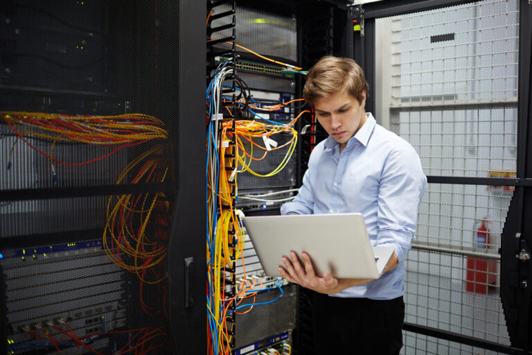 Administrator IT przeprowadzający test Disaster Recovery i weryfikację odzyskiwania system&oacute;w