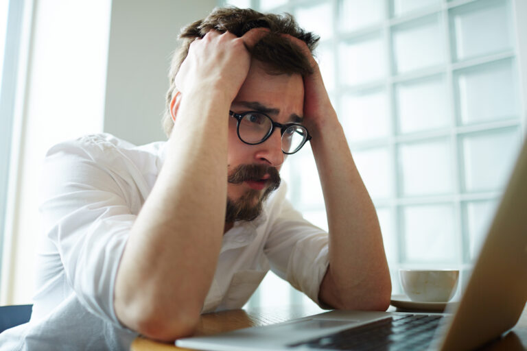 Administrator IT odkrywający problem z kopią zapasową podczas odzyskiwania danych po awarii